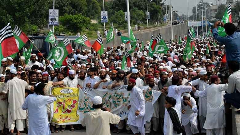 Protests continue in Karachi but roads remain clear
