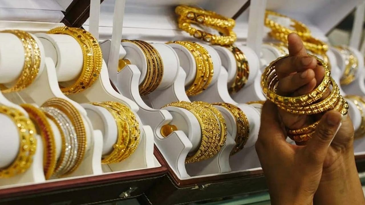 Gold prices continue to soar in Pakistan