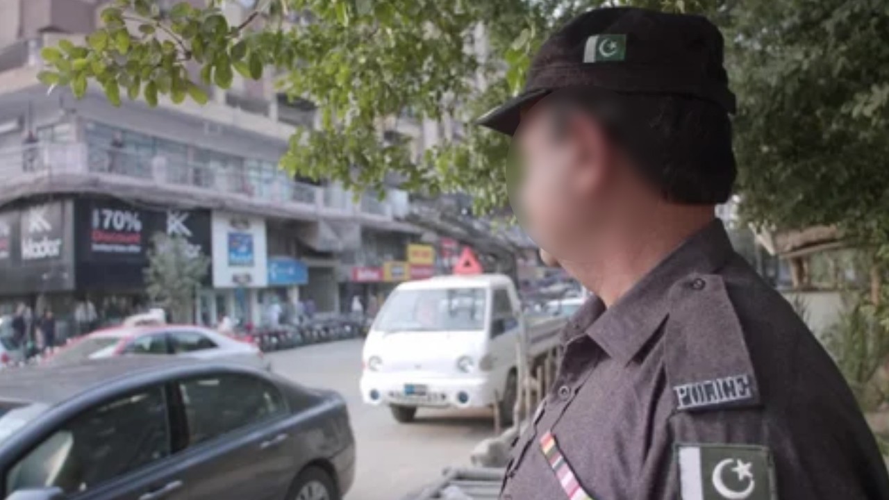 Karachi policeman robbed at gunpoint