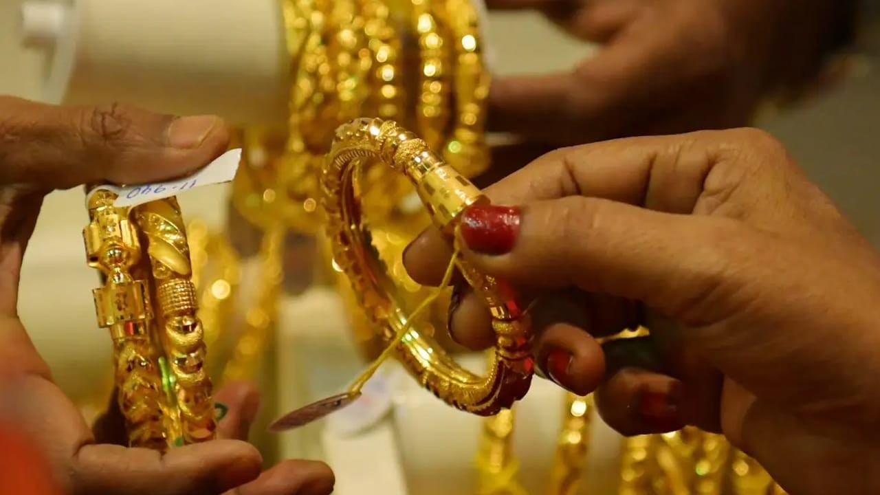 Gold prices go down locally